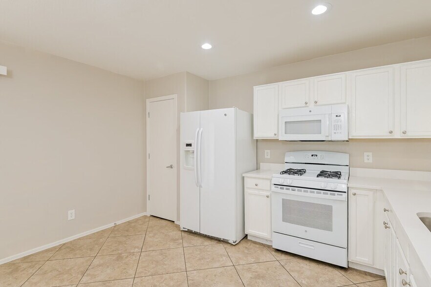 Building Photo - 6329 S Sunrise Valley Dr