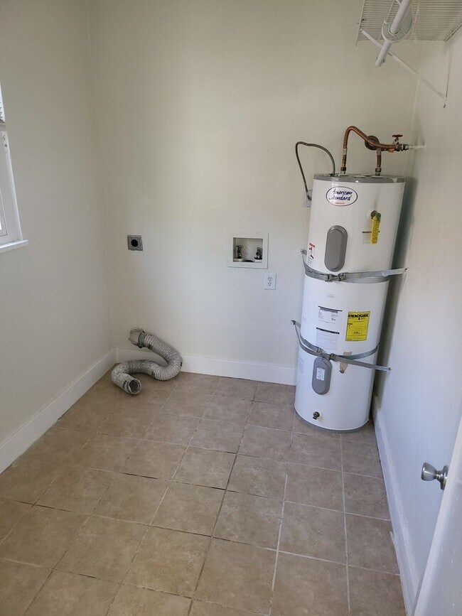 Building Photo - 2BR/1BA House for $1850 Rent and $1850 Deposit. 1st Month free with 1 year lease.