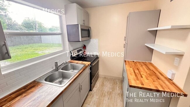 Building Photo - 6216 Lake Underhill Rd