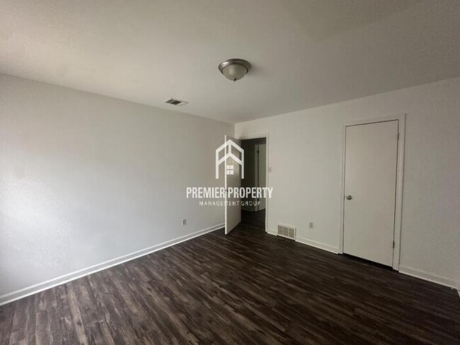 Building Photo - 2322 Bartlett Oaks Dr