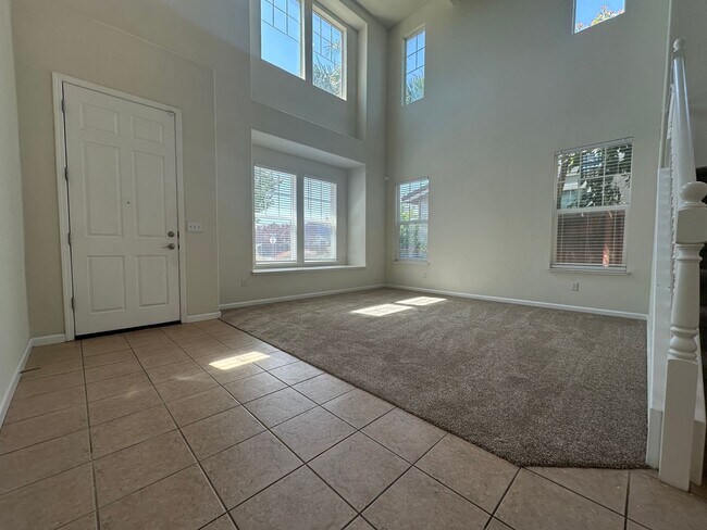 Building Photo - Gorgeous 3 Bed / 2.5 Bath Home in Desirabl...