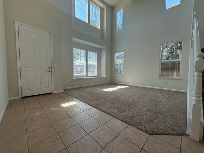 Building Photo - Gorgeous 3 Bed / 2.5 Bath Home in Desirable Rose Garden Community!