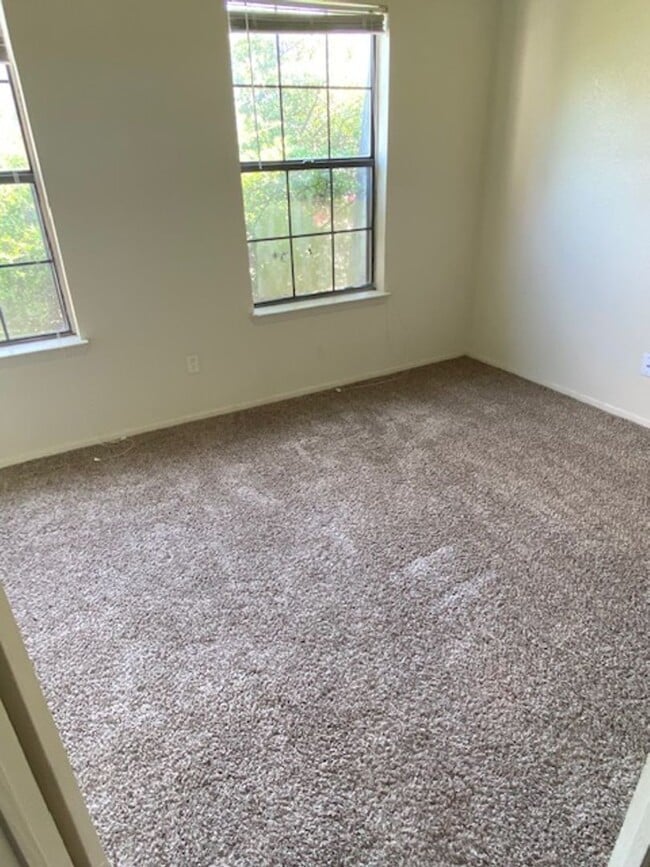 Building Photo - 2 BEDROOM CONDO BY UNT