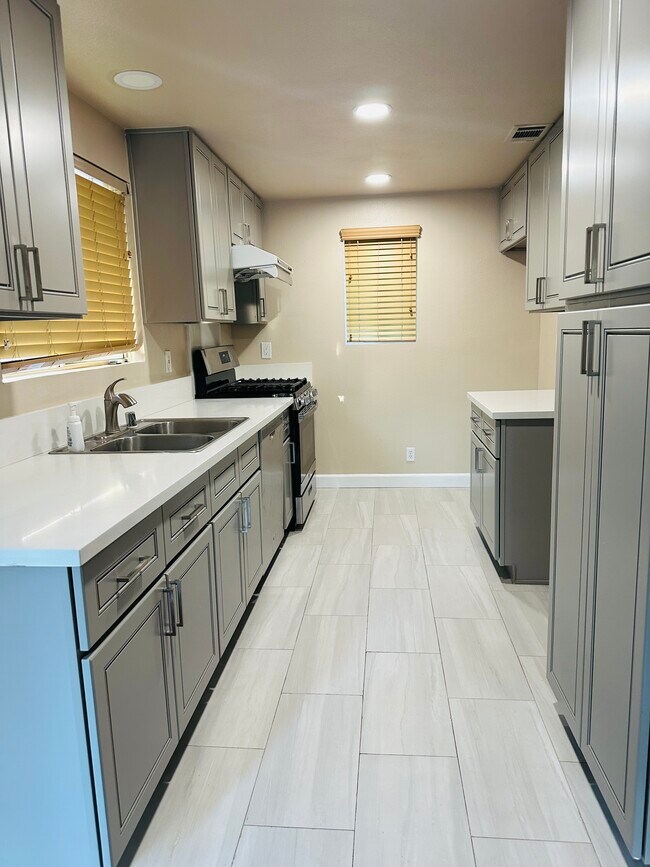 Kitchen w/dishwasher & stove - 555 W Lemon Ave