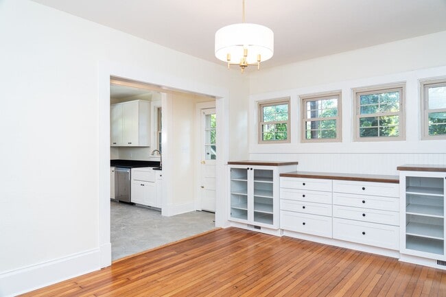 Building Photo - Large 4 Bedroom Home On Oakhurst Circle