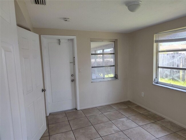 Building Photo - 2333 Roselawn Dr