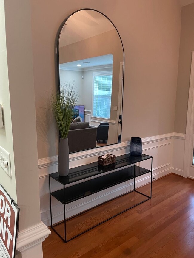Building Photo - EXECUTIVE TOWNHOME IN GATED COMMUNITY