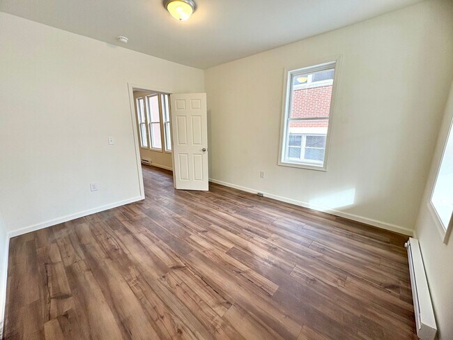 Building Photo - 133 W Maple St