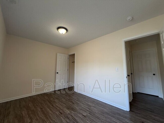 Building Photo - 20 Dawnwood Cir
