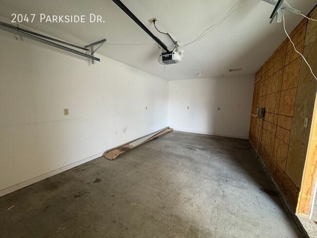 Building Photo - 2047 Parkside Dr