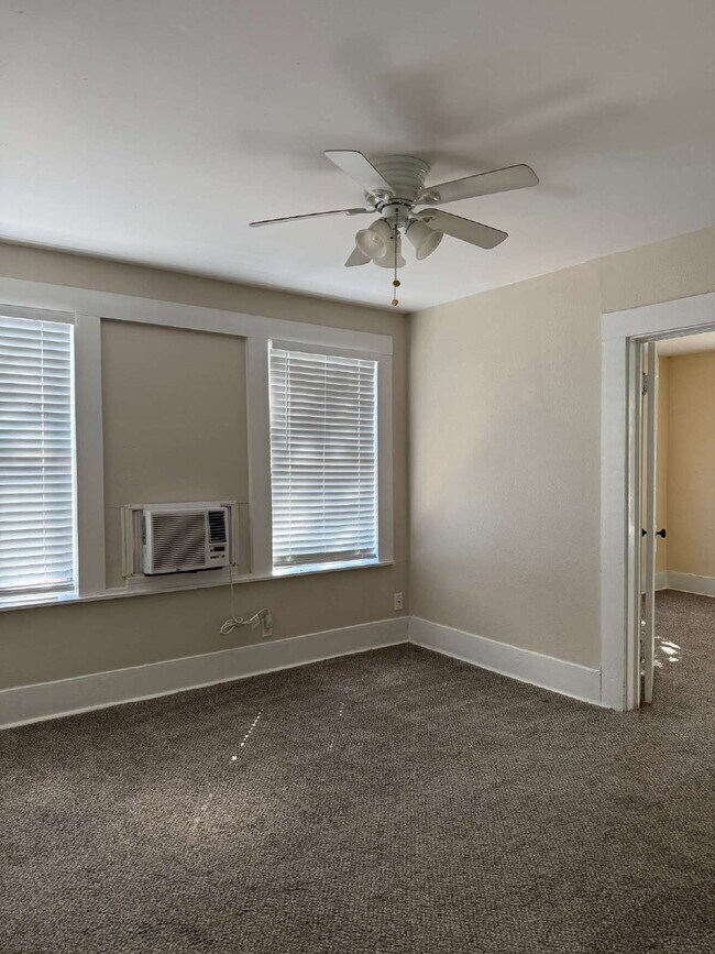 Building Photo - 1 Bedroom plus a Den, Close to SAC and Ala...