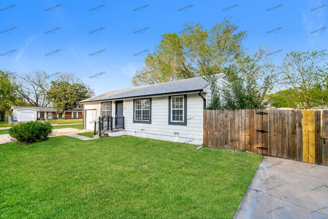 Building Photo - 2471 N Pittsburg Ave