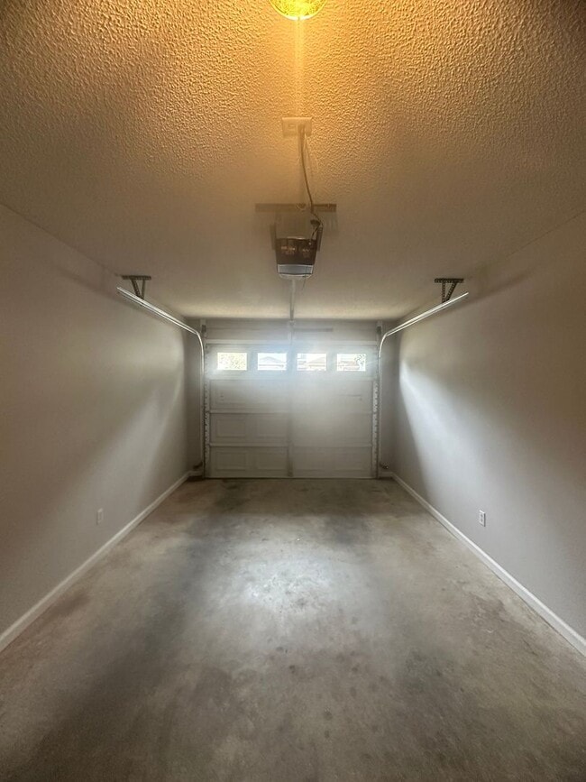 Building Photo - Foxhill Commons!!  NEW CARPET..