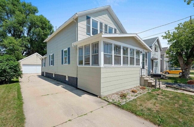 Building Photo - 532 W 5th Ave