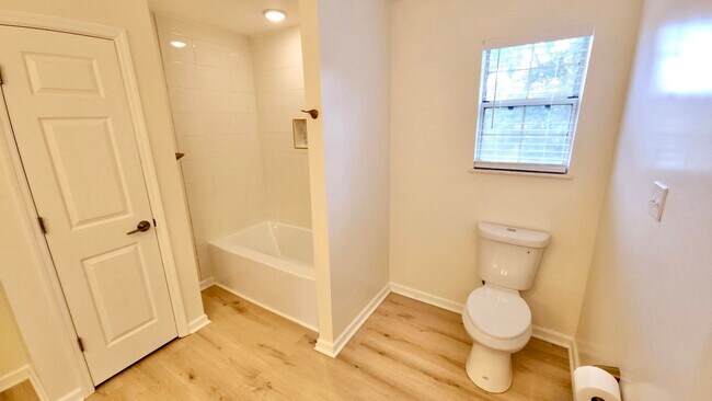 Building Photo - Knoxville 37920 - Completely Renovated 4 Bedroom, 4 Bath home - Contact Tanner Fee (865) 850-5103