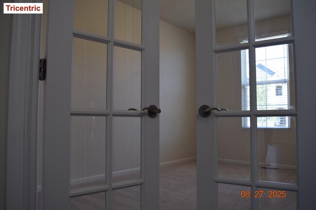 Building Photo - 49577 Shoreline Dr