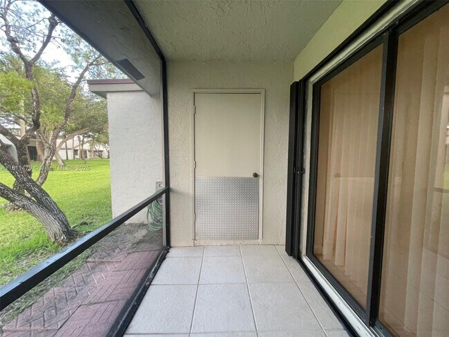 Building Photo - 449 Lakeview Dr