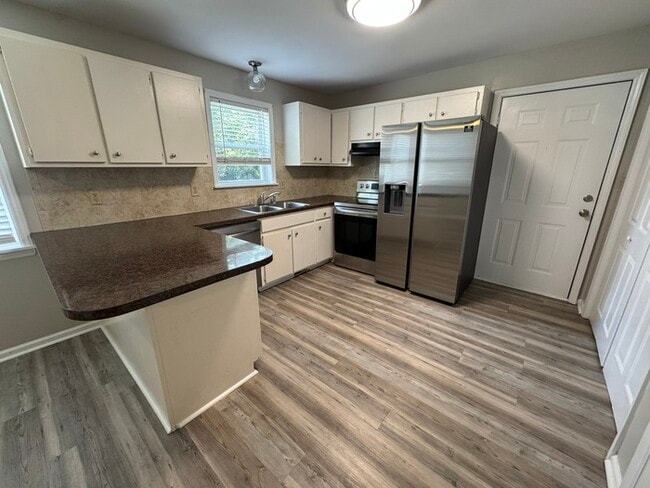 Building Photo - Adorable 3 bed 2 Bath SFH! Big Back yard a...