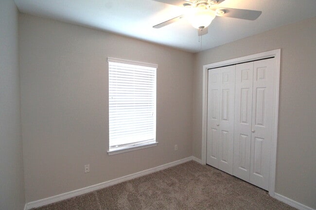 Building Photo - Spacious 3BR/2BA Navarre Home with Garage, Open Kitchen Layout, Fenced Yard & Convenient Coastal ...