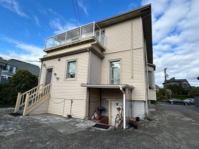 Building Photo - 1560