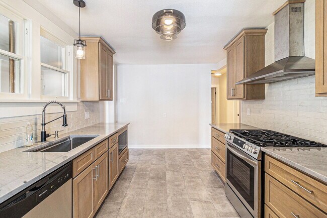 Building Photo - Beautiful Single Family Home Available Now!