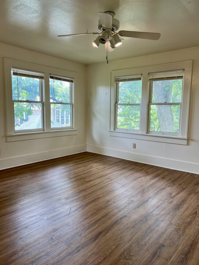 Building Photo - 421 Park Dr