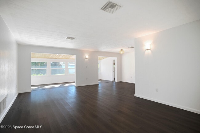 Building Photo - 453 Dolphin St