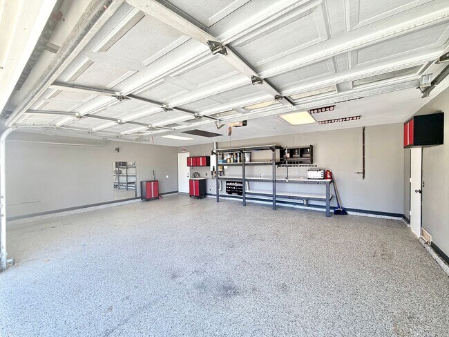 Building Photo - Cul-de-Sac 3 Bedroom 2 Bathroom Home with SOLAR, 3-Car Garage & LARGE Backyard