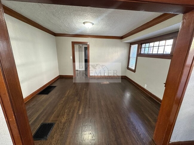 Building Photo - 5830 Tracy Ave