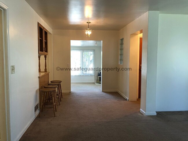 Building Photo - Great 3 Bedroom Duplex