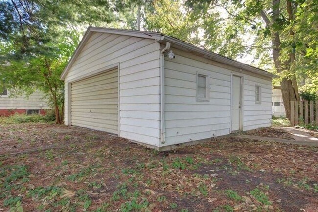 Building Photo - 3-bedroom home in Urbana available NOW!