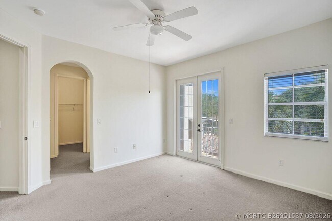 Building Photo - 606 W Circle Dr