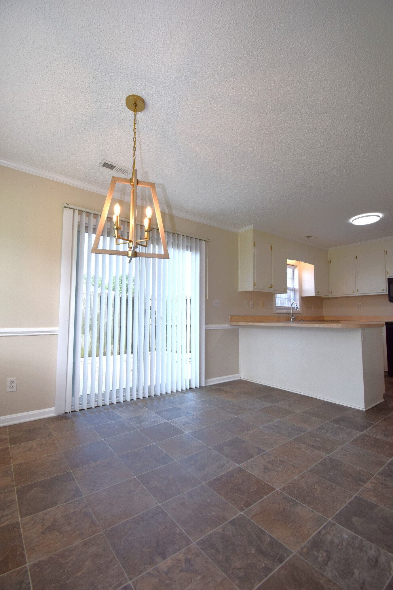 Building Photo - 2380 Vineyard Dr