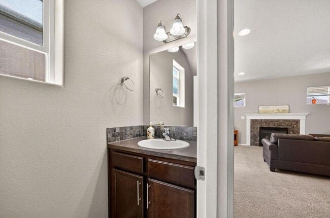 Building Photo - 3 Bedroom, 2.5 Bathroom Medford Home