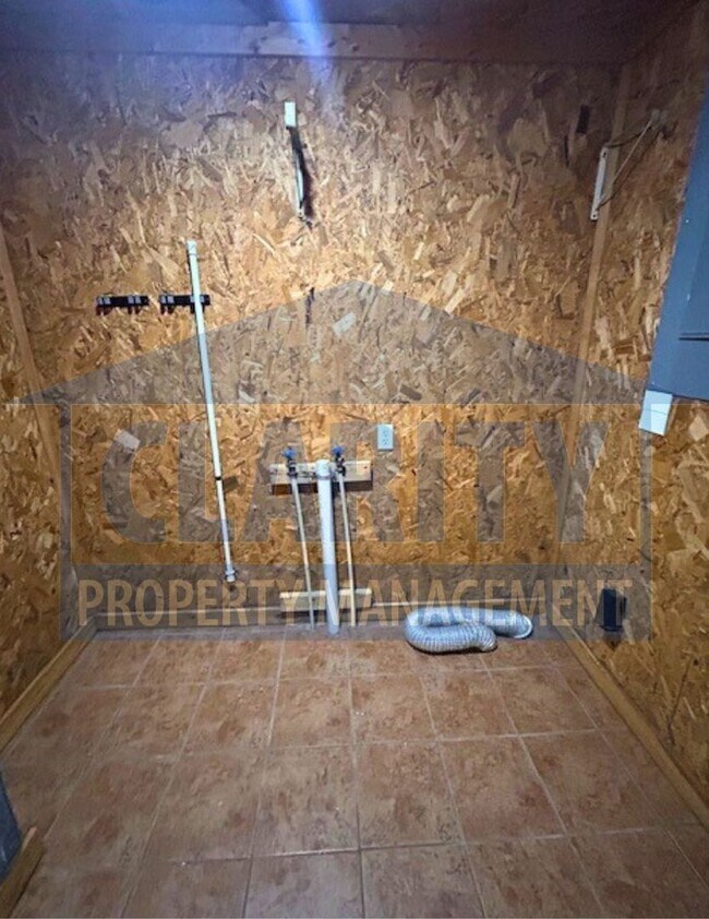 Building Photo - Spacious 3 bedroom, 2 bath home