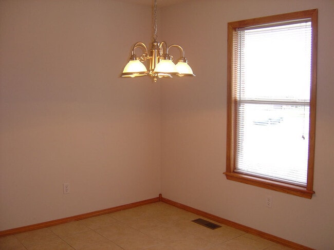 Building Photo - 802 E Waterford Blvd