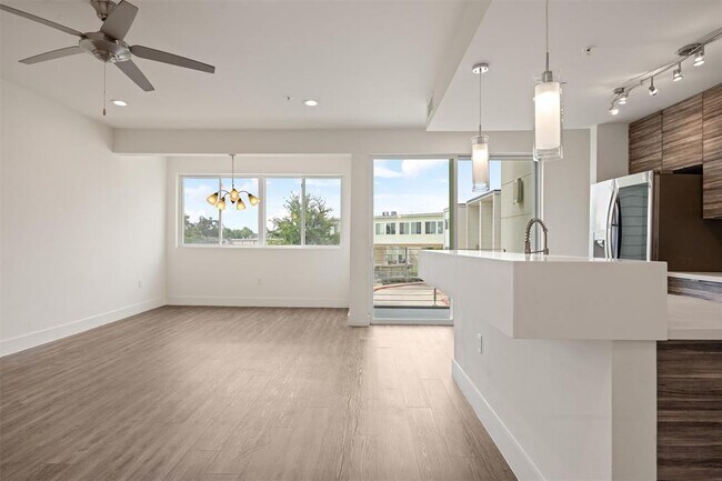 Building Photo - 604 N Bluff Dr
