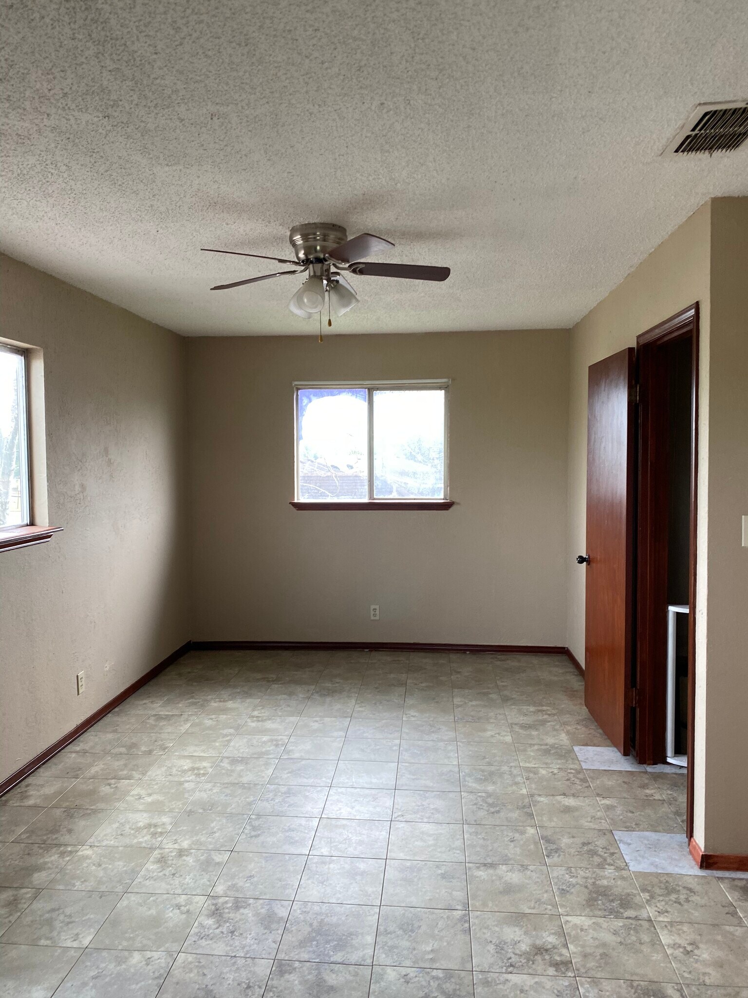 Building Photo - 985 N Iowa Ave