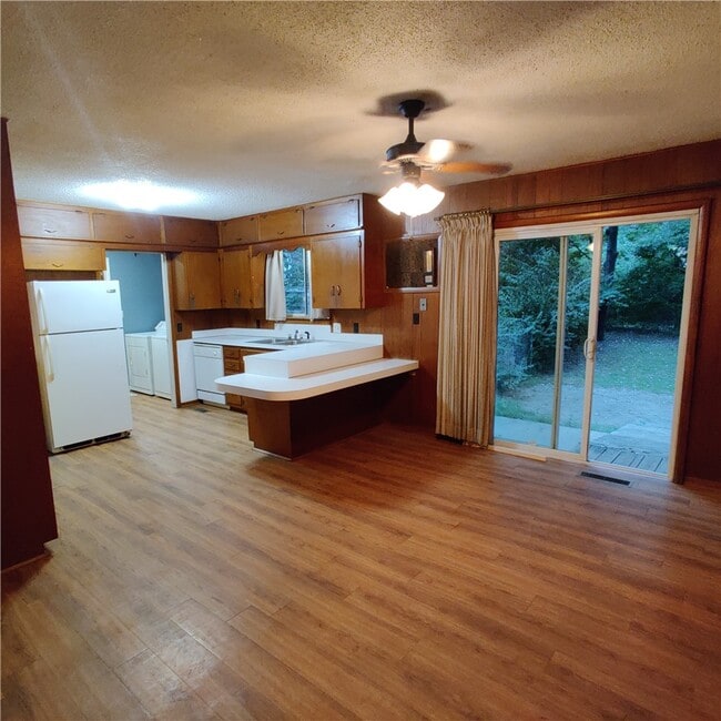 Building Photo - 1351 N Stephens Ave