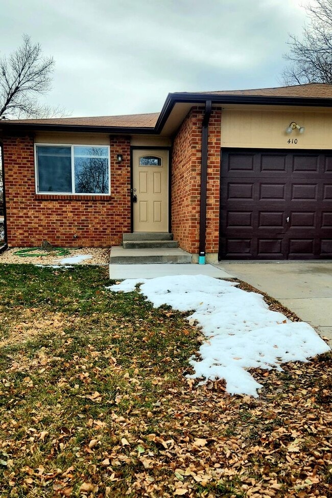 Building Photo - 2 Bdrm Duplex