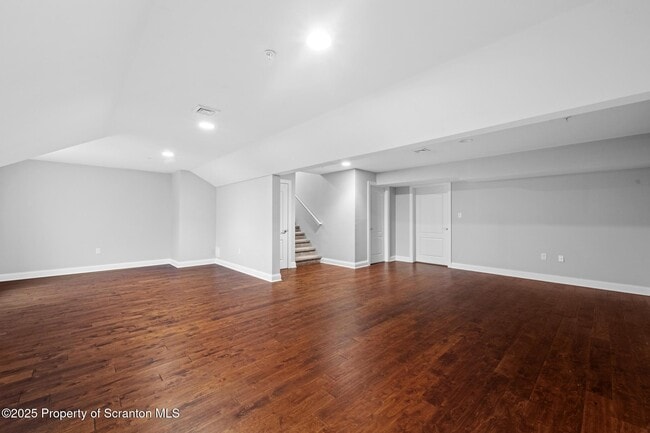Building Photo - 15 Maple Leaf Dr