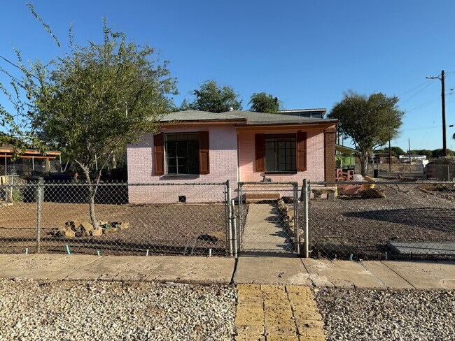 Building Photo - 1820 Aldama St