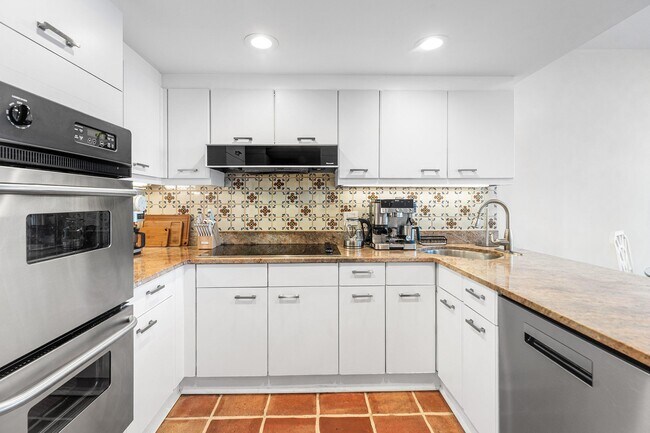 Building Photo - 529 S Flagler Dr