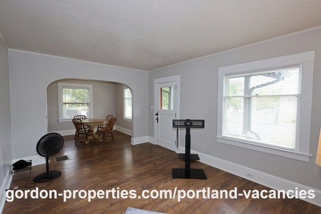 Building Photo - SE 11th Ave - Vintage 1 bedroom bungalow with office/den in Brooklyn neighborhood