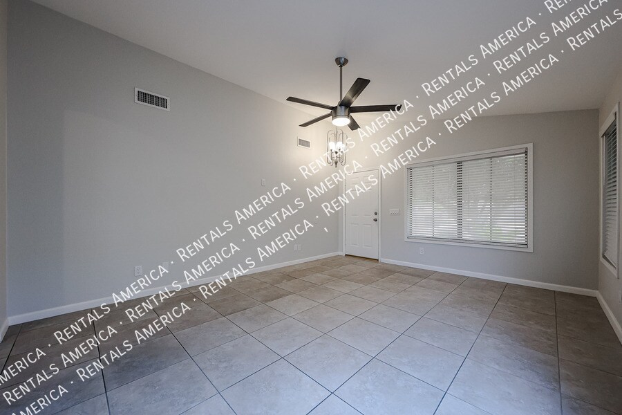Building Photo - 854 W Straford Ave