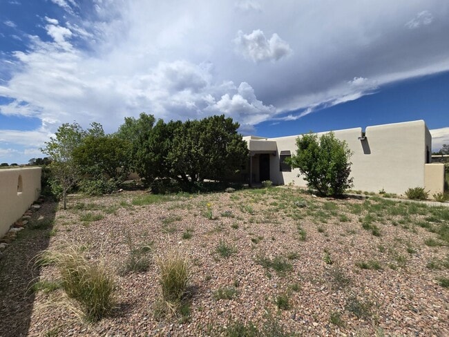 Building Photo - 19 Camerada Rd