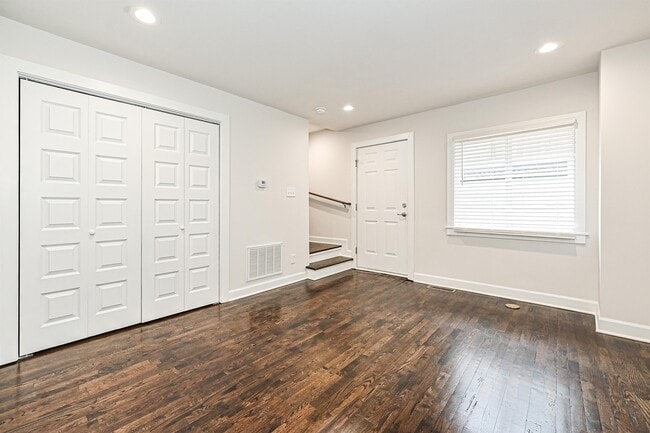 Building Photo - 215 S Gardner Ave