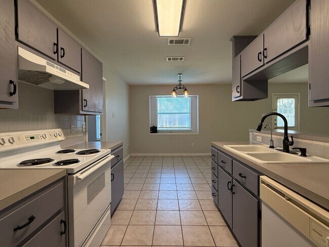 Building Photo - 1820 Fleetwood Dr