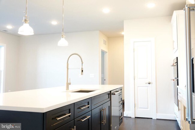 Building Photo - 210 Decoverly Dr