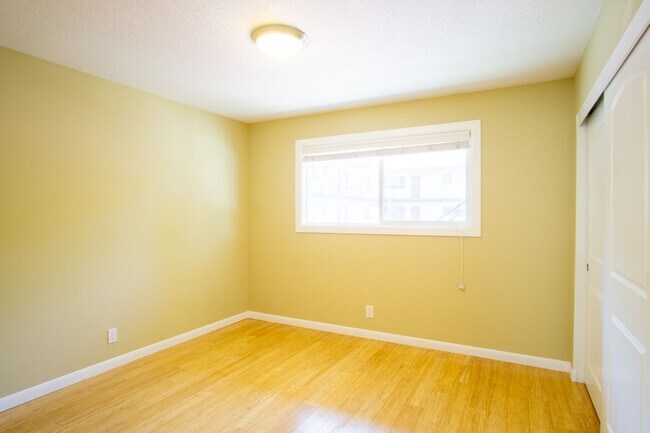 Building Photo - Corner Apartment in Saint John's w/Parking...